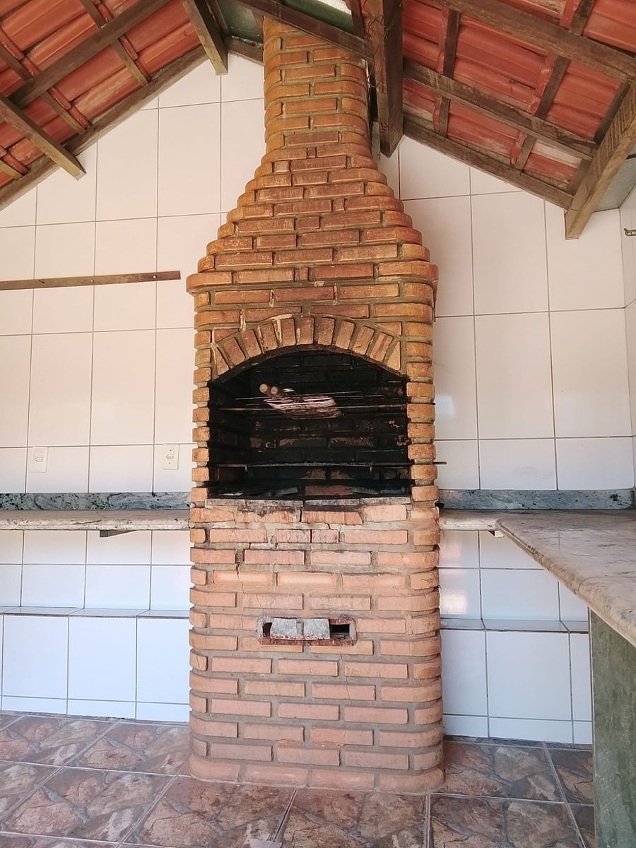 Área gourmet com churrasqueira de tijolos da clínica