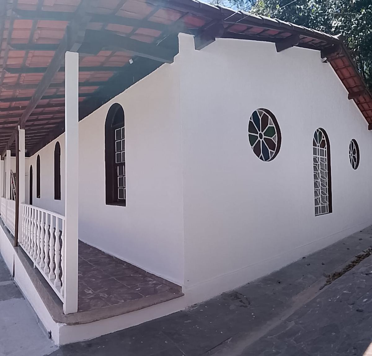 Capela com vitral circular na clínica de reabilitação