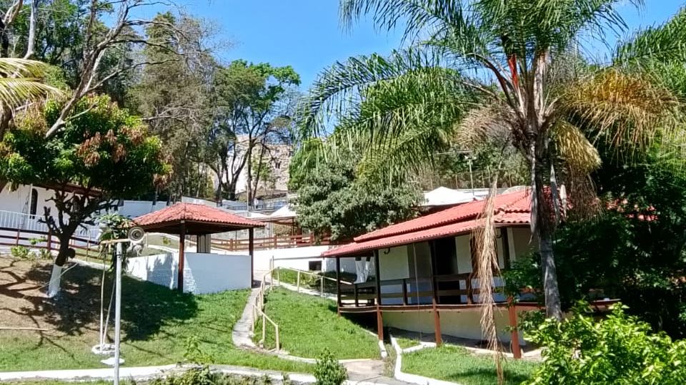 Vista da clínica de reabilitação em Itaúna - MG, com chalés e área verde
