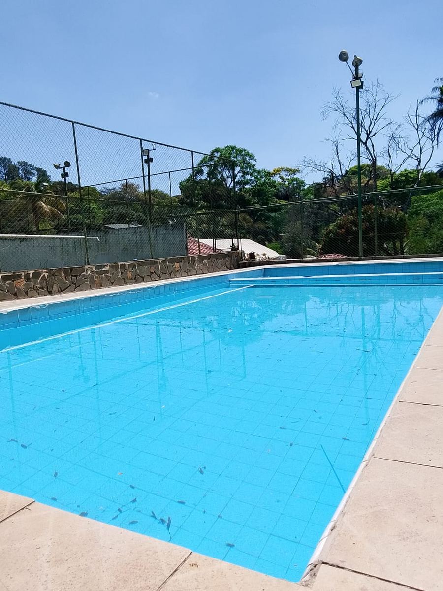 Piscina de azulejos azuis da clínica de recuperação em Itaúna
