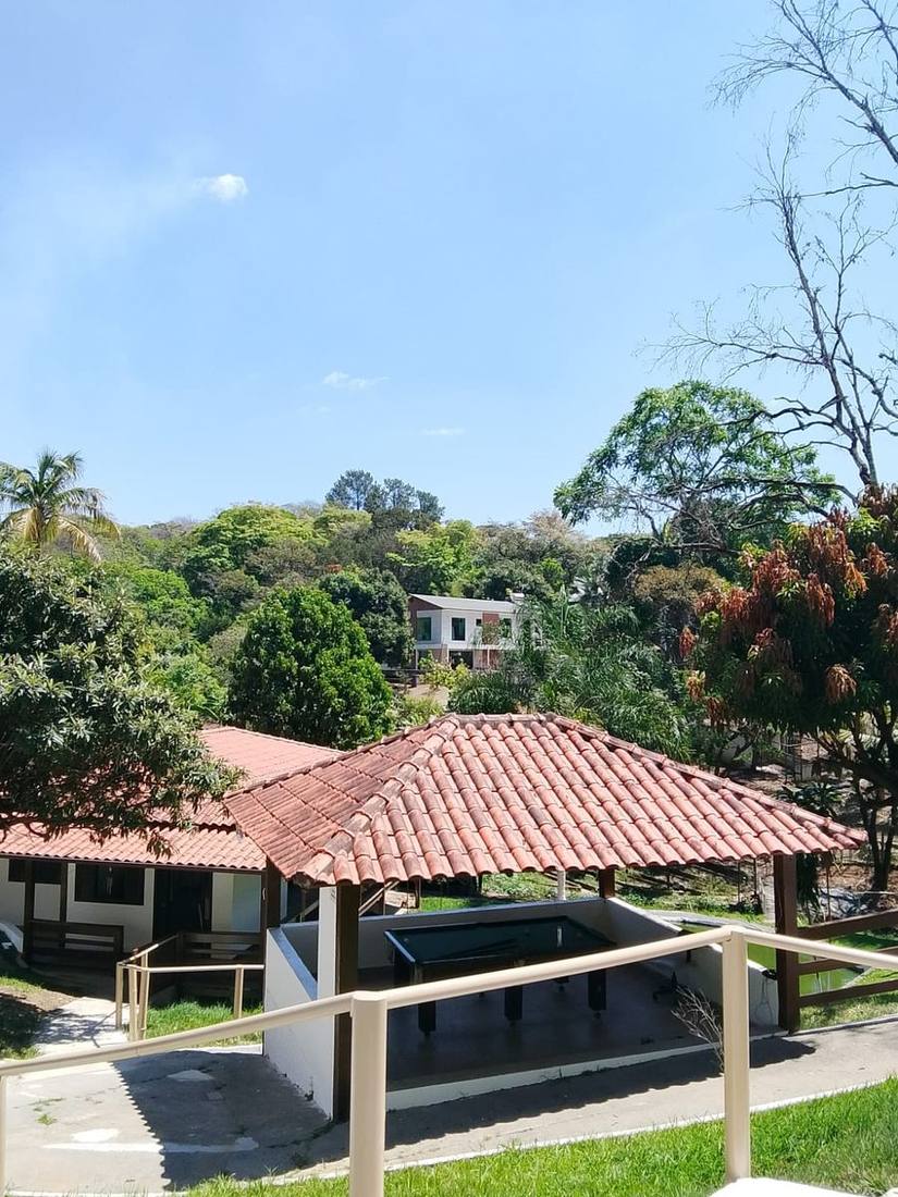 Quiosque com mesa de sinuca e vista para as montanhas