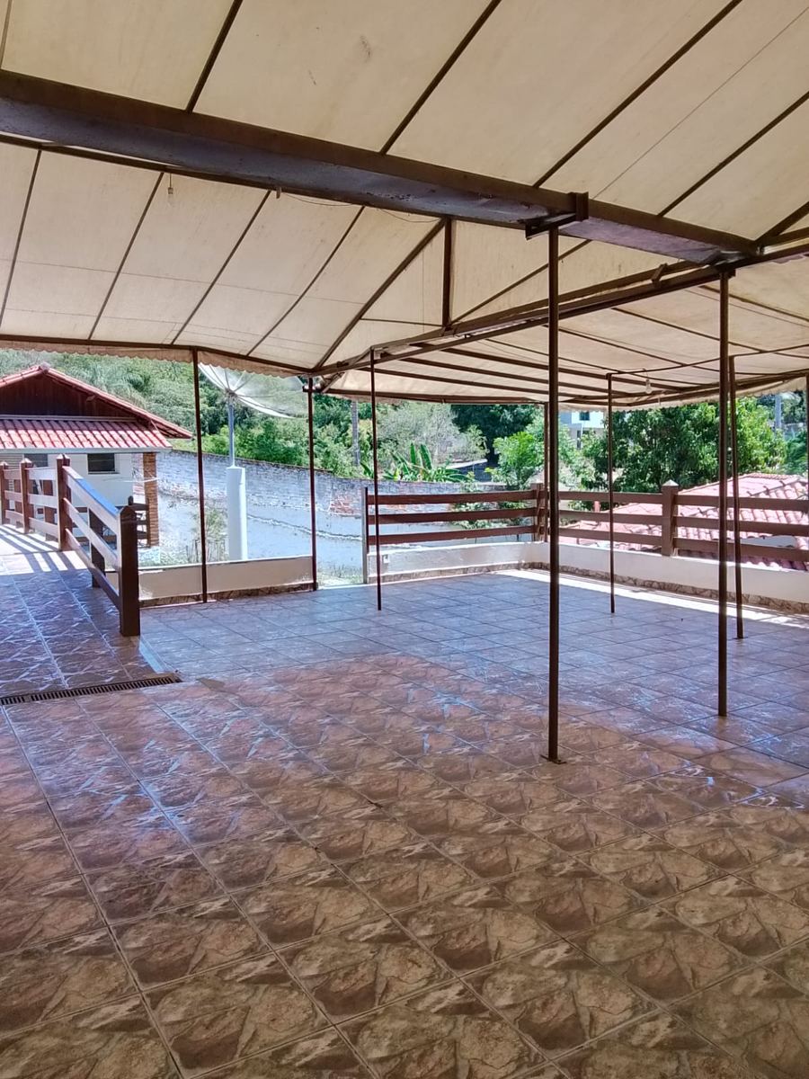 Salão coberto para atividades em grupo na clínica
