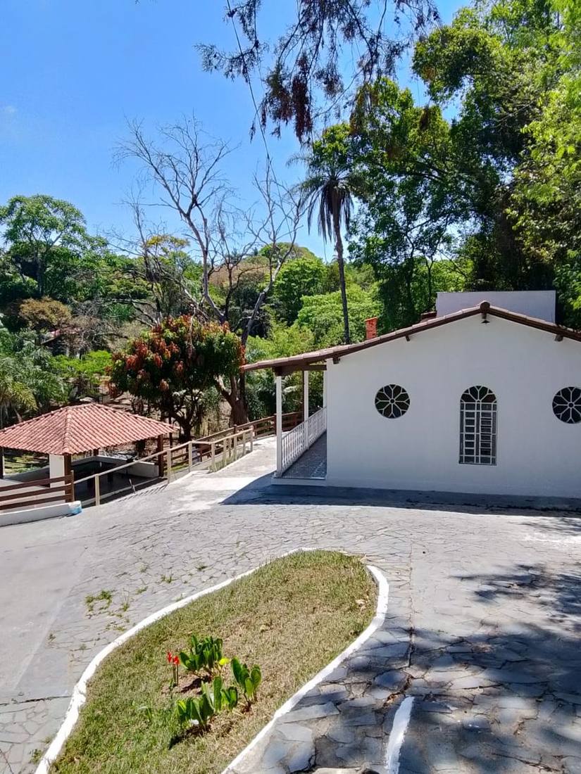 Sede da clínica com capela e pátio de pedra em Itaúna