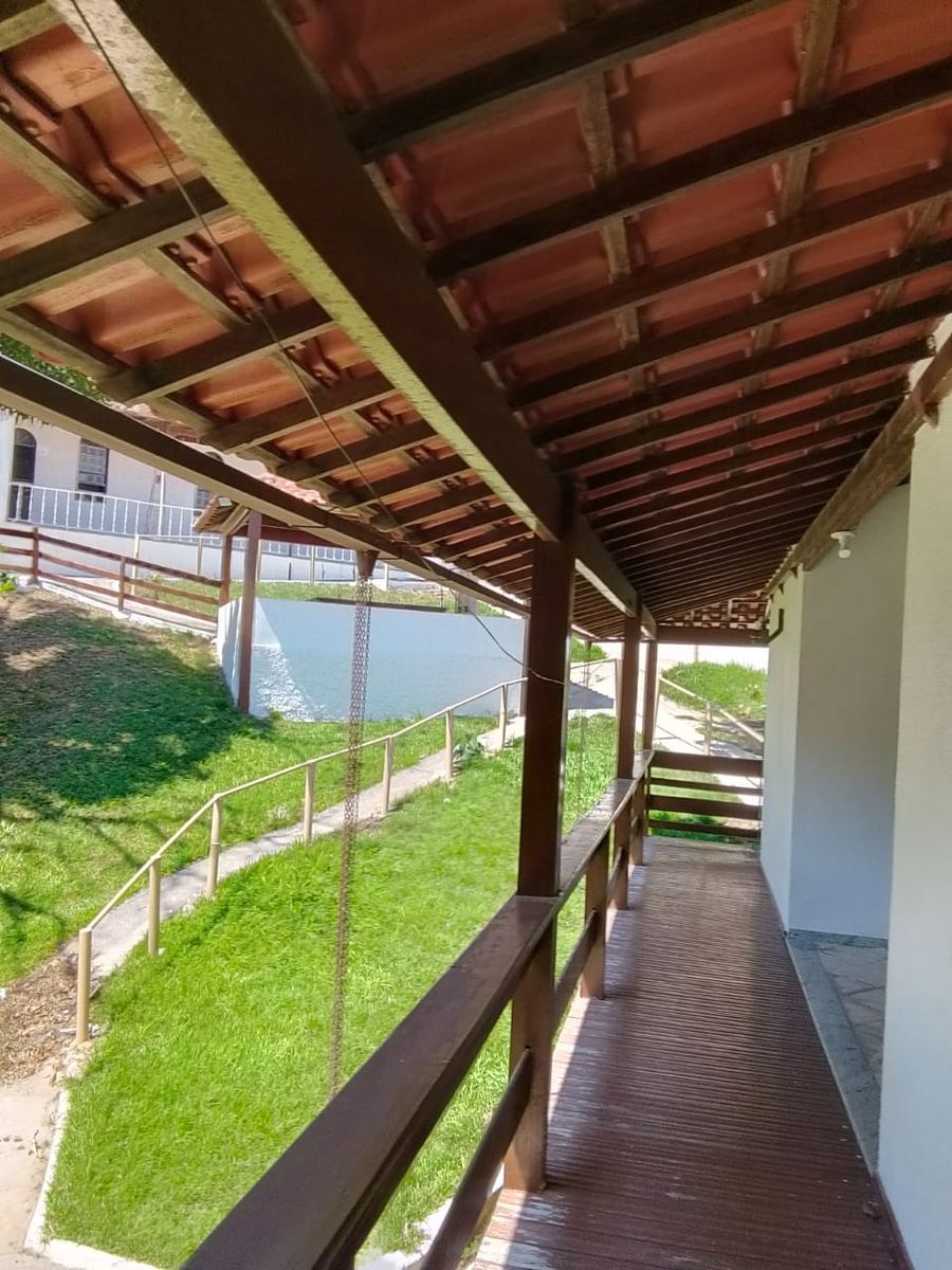 Varanda de madeira com vista para o lago e jardim da clínica